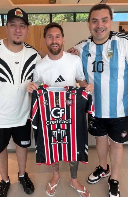 Lionel Messi posa con la camiseta de Chacarita junto a Pinky (Juan Manuel Grossi) y Sebastían Subia de Lionel Messi posa con la camiseta de Chacarita junto a Pinky (Juan Manuel Grossi) y Sebastían Subia de
