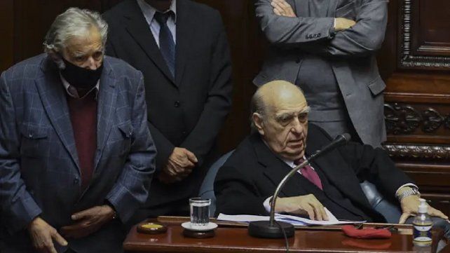 Dos expresidentes de Uruguay eligieron despedirse del Senado en la misma sesión.