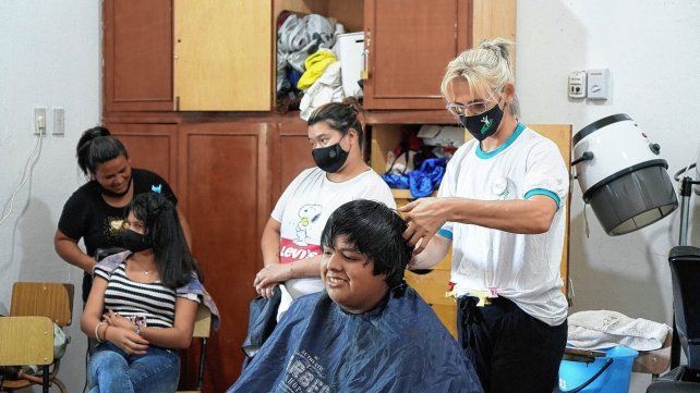 Los egresados de peluquería se abren camino en el mundo laboral.