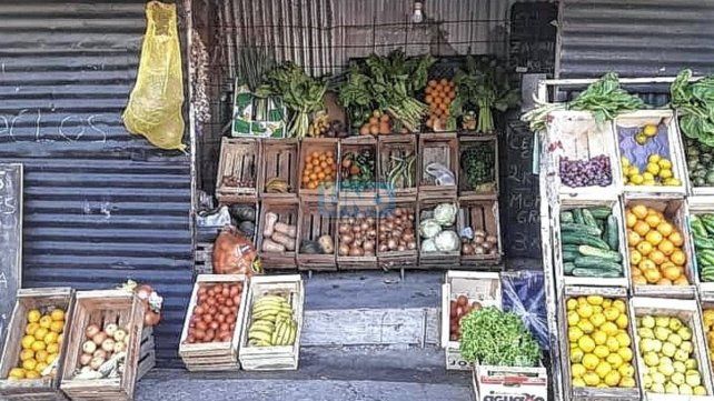 La verdulería de Bajada Grande fue desvalijada en enero. La semana pasada el presunto ladrón amenazó con un arma al verdulero, que terminó imputado.