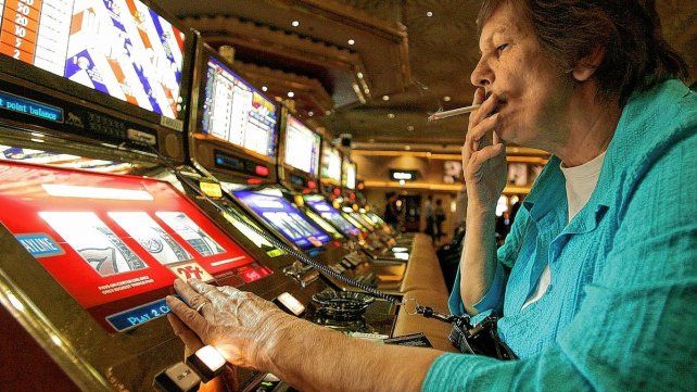 La ley provincial exceptuaba a casinos y permitía que se fume, eso cambiará con la adhesión a la Ley Antitabaco nacional.