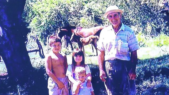 'Mencho' Gill junto a sus hijos.