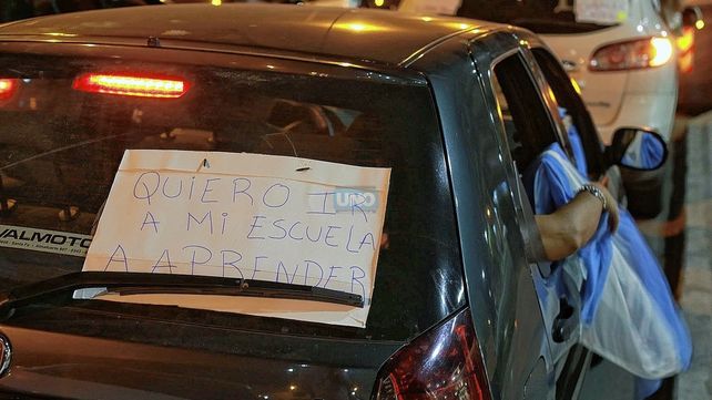 La caravana de Padres Organizados recorrió las calles céntricas de Paraná. La caravana de Padres Organizados recorrió las calles céntricas de Paraná.