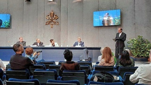 ¿Por qué Juan Pablo I? "Una pregunta que me hicieron muchos periodistas, locutores, mujeres y varones de los medios de comunicación de tantos rincones de la Argentina y el mundo. También a Roxana Sosa y a su hija Candela Giarda, sé que le hicieron esta misma pregunta muchas veces". El cura que propuso a la mamá de Candela Giarda invocar la intercesión del papa Luciani participó en Roma de la presentación de la beatificación de Juan Pablo I 