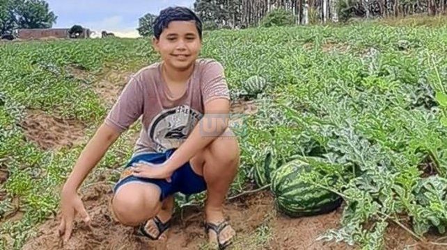 Francisco, el niño de Concordia que cumplió el sueño de sembrar sandías