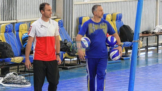 Alejandro Kolevic, director técnico de Paracao, atento al entrenamiento.