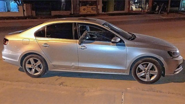 Sucedió en avenida Zanni de Paraná. El hombre de 78 años dejó estacionado el vehículo por 10 minutos y al volver se encontró con el auto dañado 