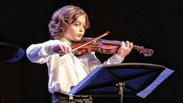Marcos Carreras, violinista prodigio que debutó en el Colón a los 11, tocará en Paraná. Marcos Carreras, violinista prodigio que debutó en el Colón a los 11, tocará en Paraná.