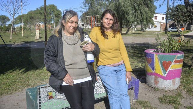 UNO visitó la barriada, allí habló con Elena Godoy y Mariela Miraglio, presidenta y revisora de cuentas de la comisión vecinal, respectivamente UNO visitó la barriada, allí habló con Elena Godoy y Mariela Miraglio, presidenta y revisora de cuentas de la comisión vecinal, respectivamente