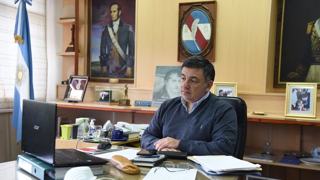 El intendente Martín Oliva denunció el extraño movimiento de cuentas del municipio.