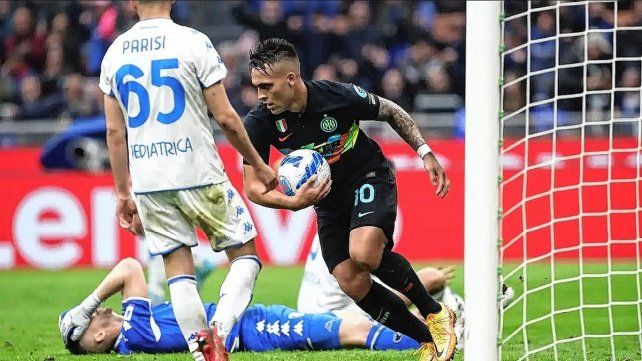 Lautaro Martínez convirtió dos goles en la victoria del Inter. Es lider de la Serie A en soledad.