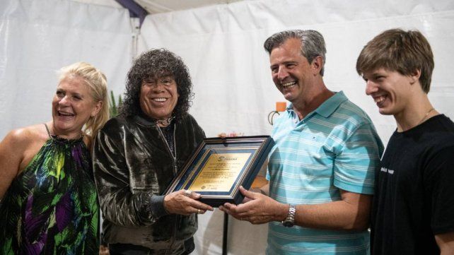 Acompañado de su familia, el intendente Adán Bahl entregó un reconocimiento a La Mona Jiménez.