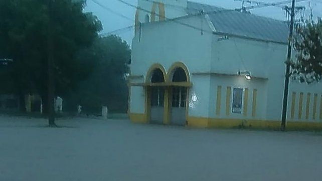 La lluvia persistente inunda la arteria principal de la ciudad y los alrededores. Hay calle intransitables.
