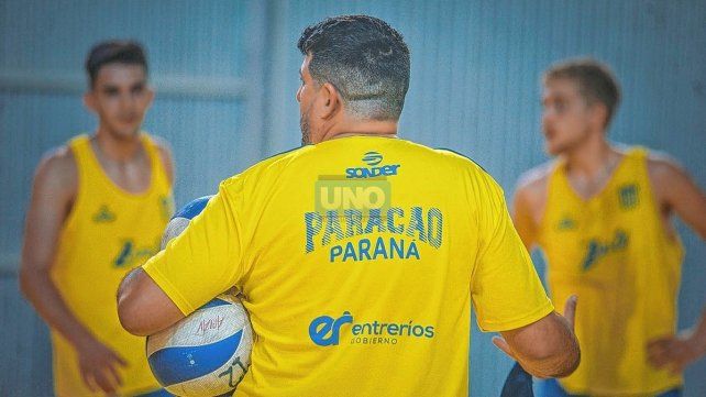 Miguel Juárez, DT de La Bomba, dando indicaciones en el entrenamiento nocturno.