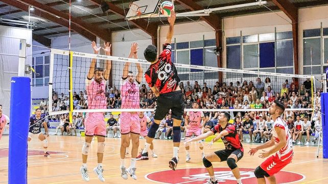 Manuel Gómen (rematando) en acción. Manuel Gómen (rematando) en acción.