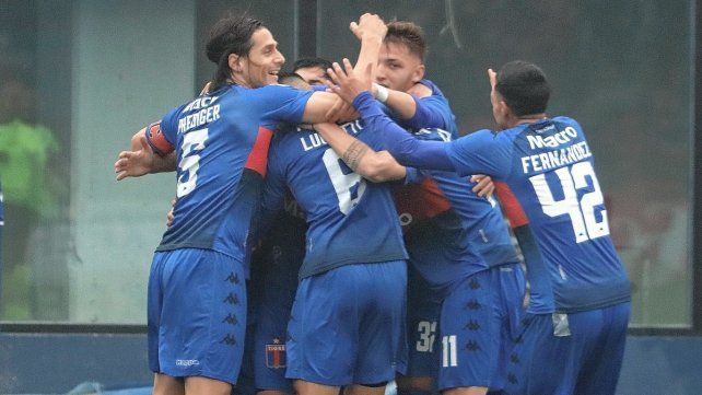 Los jugadores de Tigre celebra el gran triunfo ante Platense.