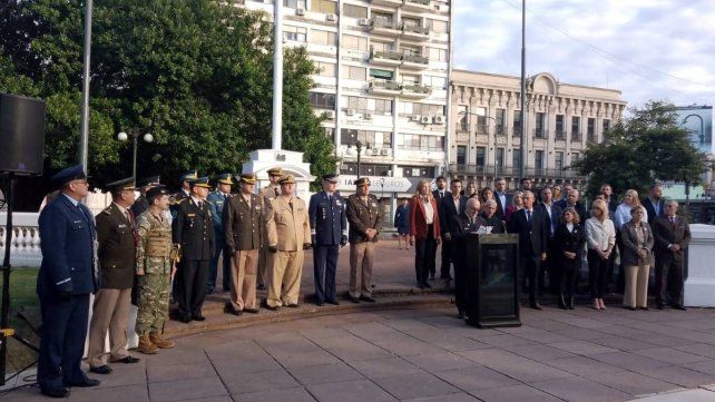 Paraná: con el izamiento de la Bandera comenzaron los homenajes a los héroes de Malvinas Paraná: con el izamiento de la Bandera comenzaron los homenajes a los héroes de Malvinas