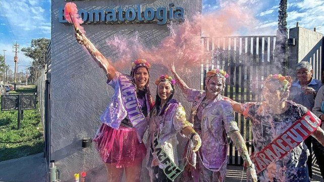 Festejos. Paola Carboni, Julieta Carraud, Micaela Gómez y Eugenia Lodi, las flamantes farmacéuticas.