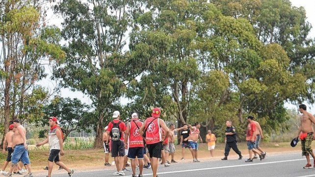 La barra de Independiente se enfrentó a manifestantes que realizaban un piquete.