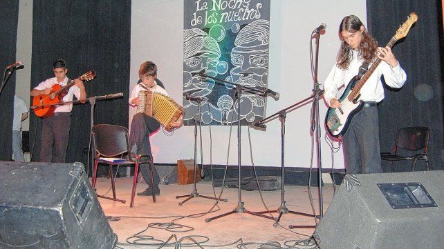 El primer grupo del acordeonista paranaense fue Enzo Demartini.