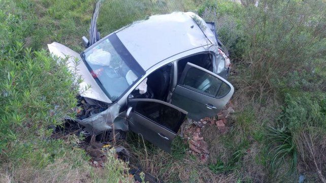 Una familia se accidentó en la Autovía Gervasio Artigas cerca de Ubajay. Una familia se accidentó en la Autovía Gervasio Artigas cerca de Ubajay.