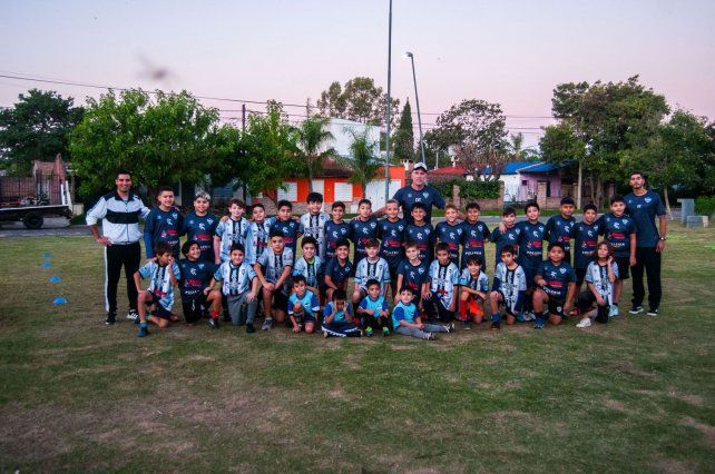Los chicos del barrio Antonini en la práctica en la plaza. Los chicos del barrio Antonini en la práctica en la plaza.