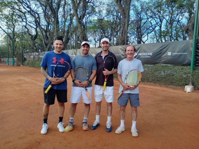 German Deshayes, José Martín Benvenuto, Isidro Palacios y Guillermo Acuña, son los profes del club Estudiantes para los más chicos del tenis. Trabajan diario para la formación. German Deshayes, José Martín Benvenuto, Isidro Palacios y Guillermo Acuña, son los profes del club Estudiantes para los más chicos del tenis. Trabajan diario para la formación.