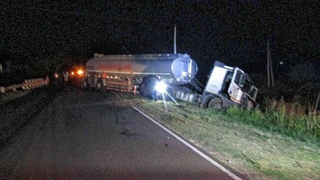 Gendarme falleció al chocar su vehículo contra un camión cerca de Victoria. El comisario Omar Regondi habló éste y otros accidentes que ocurren en la ruta nacional N° 174 que conecta la localidad entrerriana de Victoria con Rosario, en Santa Fe.