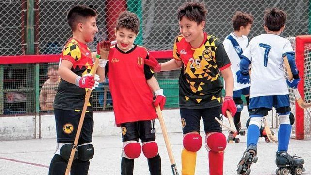 Los jugadores del Atlético Neuquén Club festejaron un gol. Los jugadores del Atlético Neuquén Club festejaron un gol.
