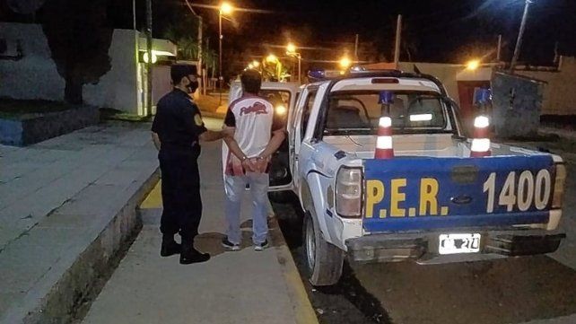 Durante un operativo de control vehicular en Colonia Avellaneda, un hombre atacó a los policías que le retuvieron la moto.