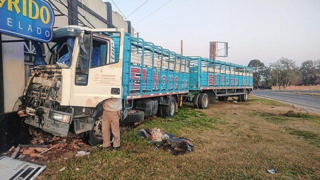 El camión se incrustó en un comercio ubicado a la vera de la ruta, en La Picada. Se presume que el conductor se descompuso al volante