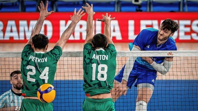 Luciano Vicentín en acción ante Bulgaria. Luciano Vicentín en acción ante Bulgaria.
