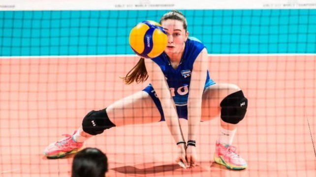 María Eugenia Martínez pasó de jugar de punta, tal como lo hace en su club, a ser la líbero de la Selección Argentina. María Eugenia Martínez pasó de jugar de punta, tal como lo hace en su club, a ser la líbero de la Selección Argentina.