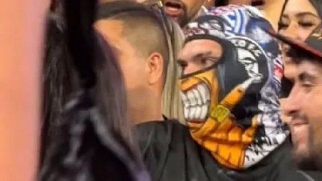 Carlos Palacios se infiltró con los hinchas de Colo Colo. Carlos Palacios se infiltró con los hinchas de Colo Colo.