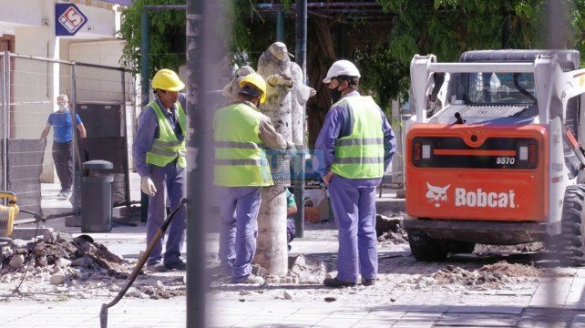 En la cuadra de la Plaza 1° de Mayo se realiza un cateo para diagnosticar el estado de veredas.