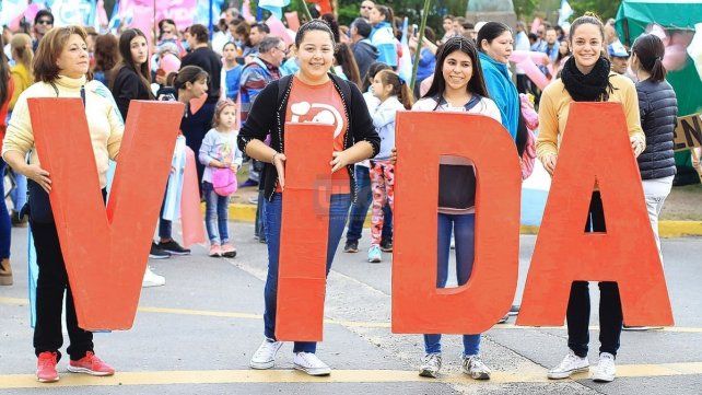 Un marcha contra el aborto del año pasado en Paraná. Ahora será con caravanas.