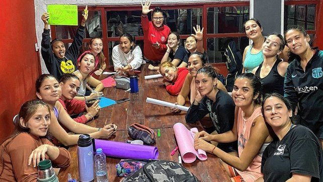 Las chicas de Talleres prepararon las cartulinas para visibilizar la campaña. Las chicas de Talleres prepararon las cartulinas para visibilizar la campaña.