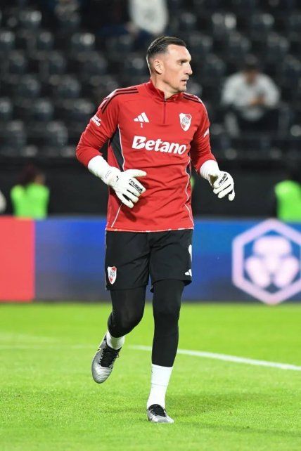 Armani durante la entrada en calor previa a River Libertad. Armani durante la entrada en calor previa a River Libertad.