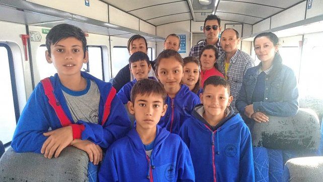 Son seis alumnos, junto a docente y padres que vivieron la experiencia de viajar en tren, recorrer Paraná y concretar su paseo de fin de año