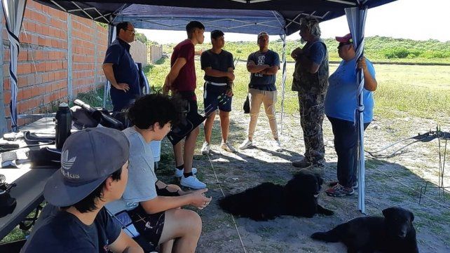 Enseñan el deporte de la arquería a chicos de Anacleto Medina (Foto: Fundación Presencia Presente)