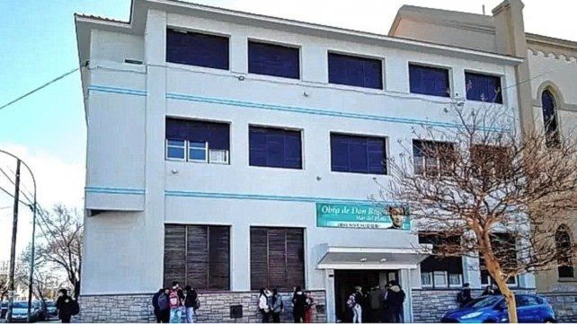 Desafío Tik Tok: el frente de la escuela donde explotó la bomba casera.