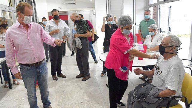 Bordet visitó un vacunatorio donde mayores de 70 años reciben la primera dosis contra el coronavirus en Paraná.