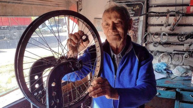 En Concordia, Lito es uno de los tantos bicicleteros artesanos.