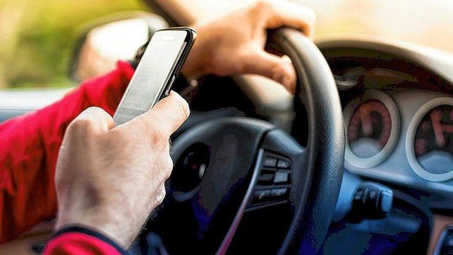 Pese a estar prohibido, el uso del celular al conducir se incrementó de manera preocupante en los últimos años Pese a estar prohibido, el uso del celular al conducir se incrementó de manera preocupante en los últimos años
