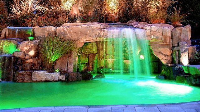 Piscinas con luces y cascadas crean un ambiente ideal en casa.