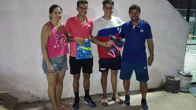 Gustavo Garcilazo, presidente de la Asociación Paranaense de Padel, le entrega los premios a los ganadores. 
