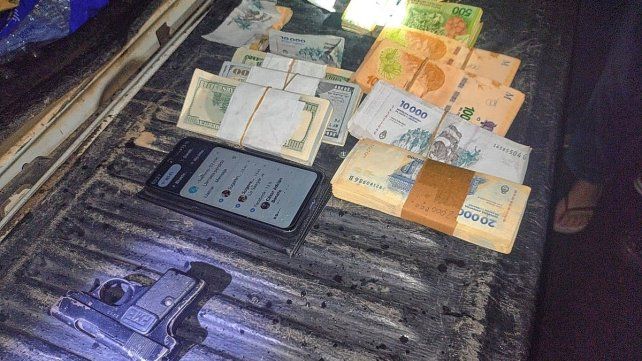 Se iba con 30 mil dólares y 2.840.310 de pesos. Lo hizo a punta de pistola. Se iba con 30 mil dólares y 2.840.310 de pesos. Lo hizo a punta de pistola.