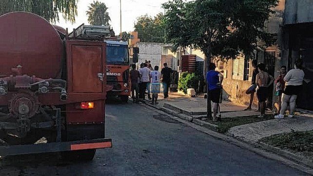 Mujer de 78 años murió durante el incendio de su vivienda en barrio La Floresta de Paraná. La policía debió ingresar por los fondos