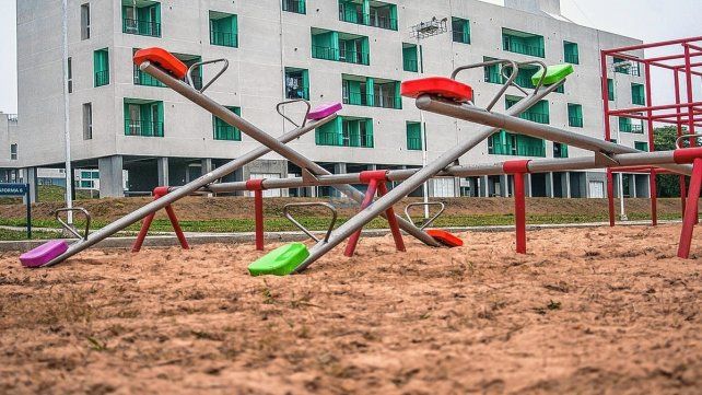 La plaza de juegos y el arenero en el complejo habitacional Procrear II, en Paraná.