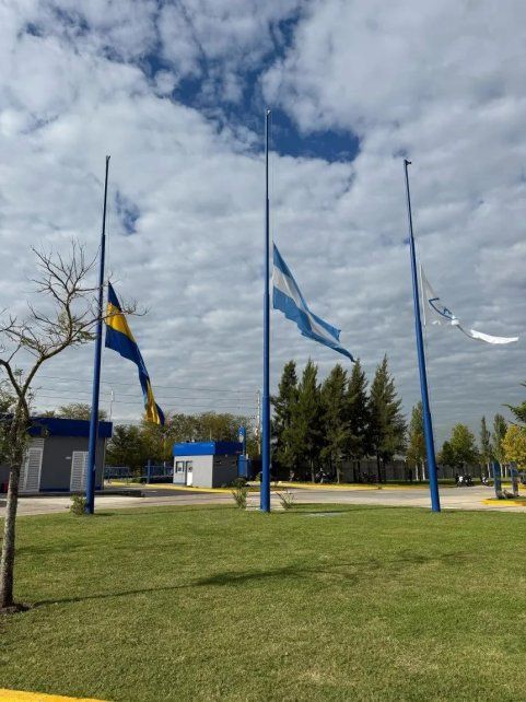 Las banderas a media asta en el predio de Boca en Ezeiza por la muerte de Bergoglio. Las banderas a media asta en el predio de Boca en Ezeiza por la muerte de Bergoglio.